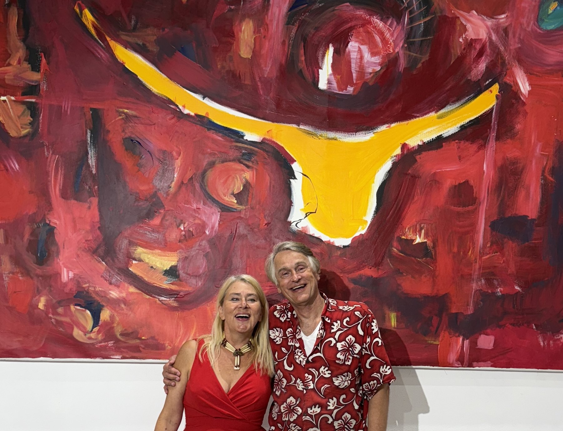 Susanne Rikus und Arndt Himmelreich heute, vor einem großen Gemälde von Susanne